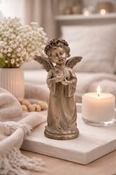 Detaljeret englefigur i moderne skandinavisk stil